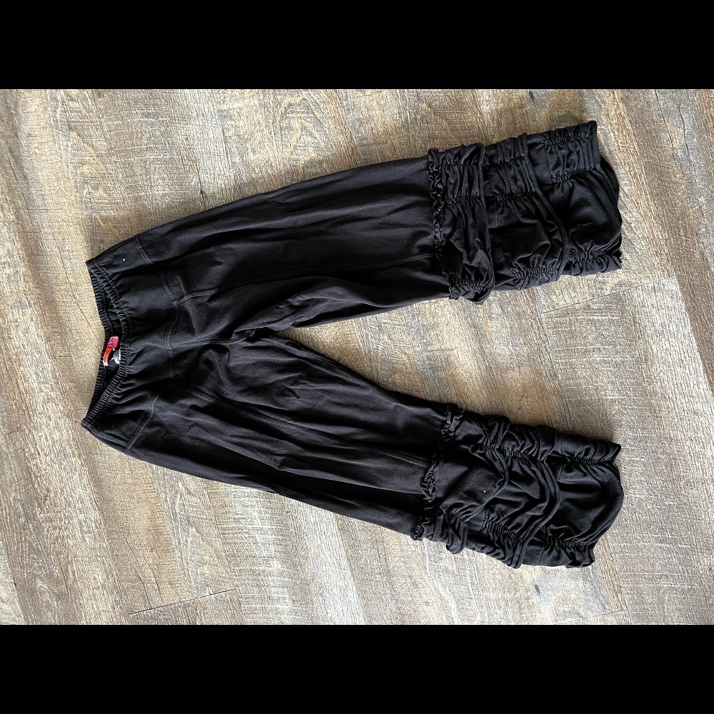 Black ruffle capris
